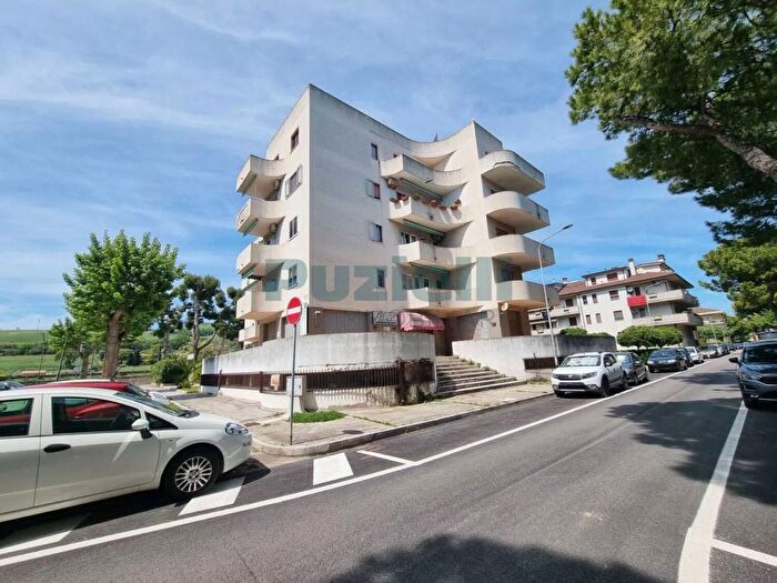 Appartamento con 6 locali in vendita in Via Gaspare Pazzi, Lido Di Fermo, Fermo