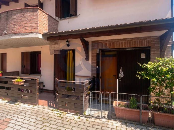 Casa quadrilocale in vendita in Via dei Gelsomini, Cento Paese, Cento