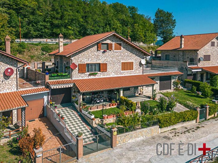 Casa quadrilocale in vendita in Strada Statale Licinese, Orvinio