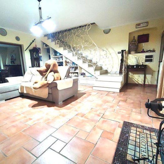 Casa con 6 locali in vendita in Via Volterrana, La Sterza, Lajatico