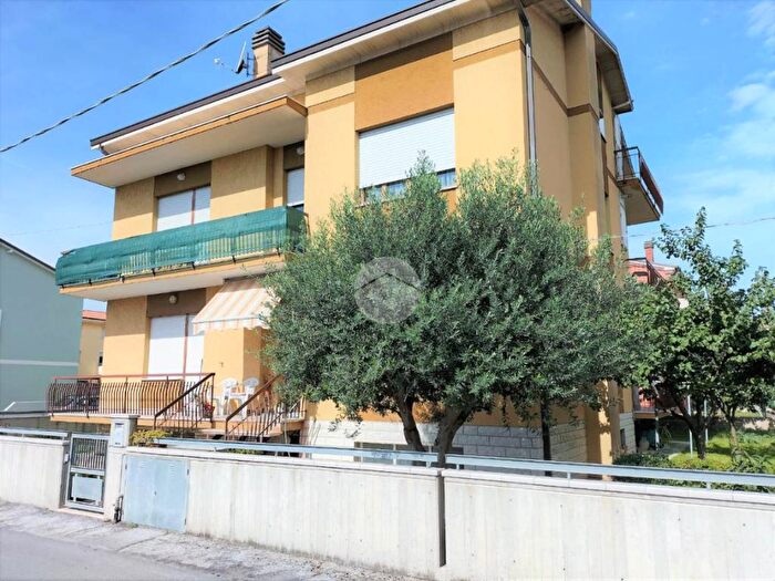 Appartamento quadrilocale in vendita in Via Magenta, Centinarola, Fano