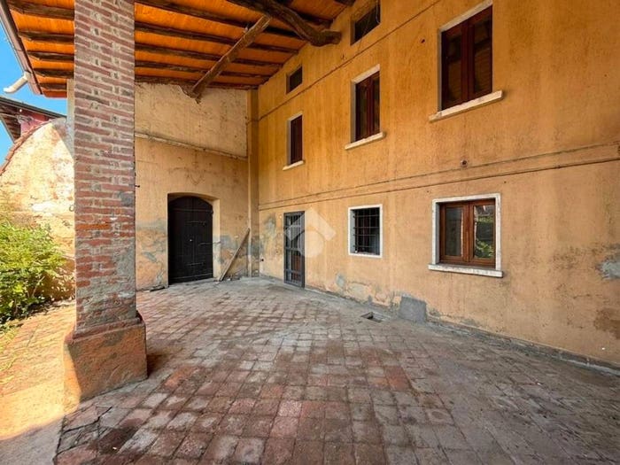 Casa quadrilocale in vendita in Via Don Pietro Guindani, Centro, Dello