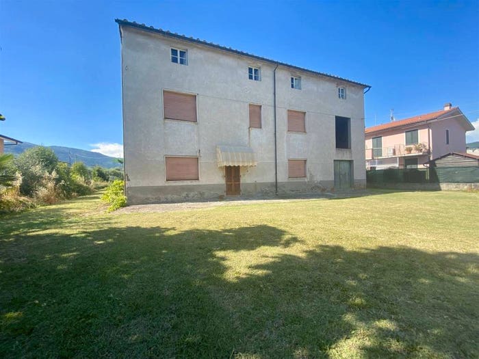 Casa con 6 locali in vendita in Via Francioni, Veneri, Pescia