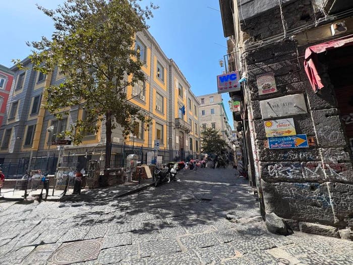 Appartamento quadrilocale in vendita in Via Atri, Centro Storico, Napoli