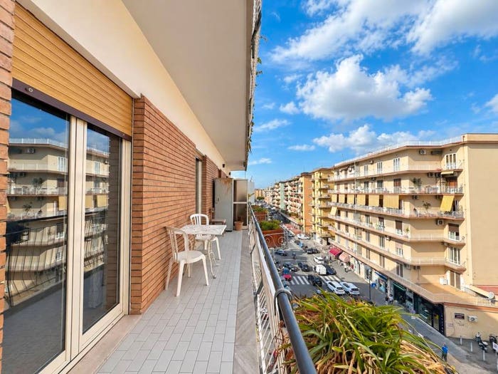 Appartamento quadrilocale in vendita in Via Diocleziano, Fuorigrotta, Napoli