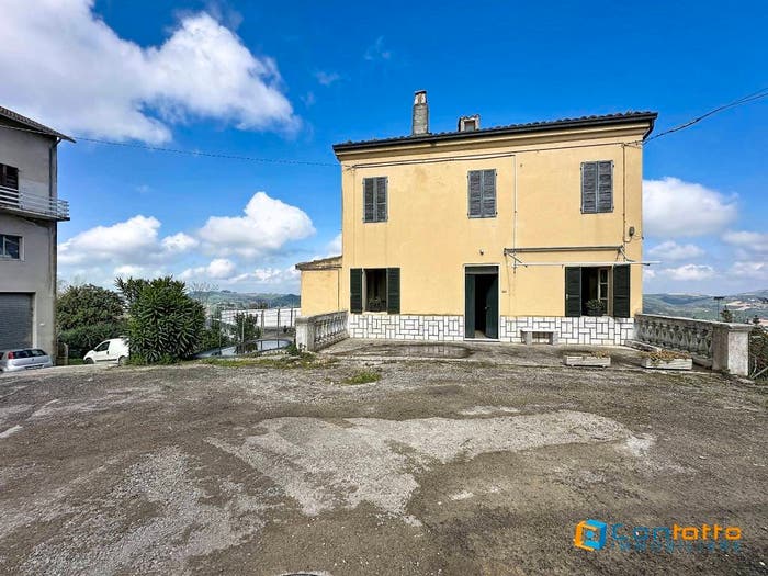Casa con 6 locali in vendita in Via Risorgimento, Carassai