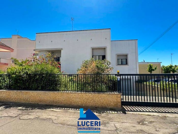 Casa con 6 locali in vendita in Via Giulio Verne, Casarano