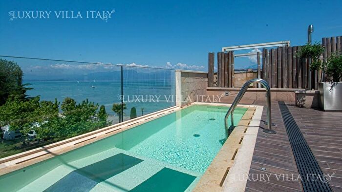 Appartamento con 11 locali in vendita in Peschiera Del Garda