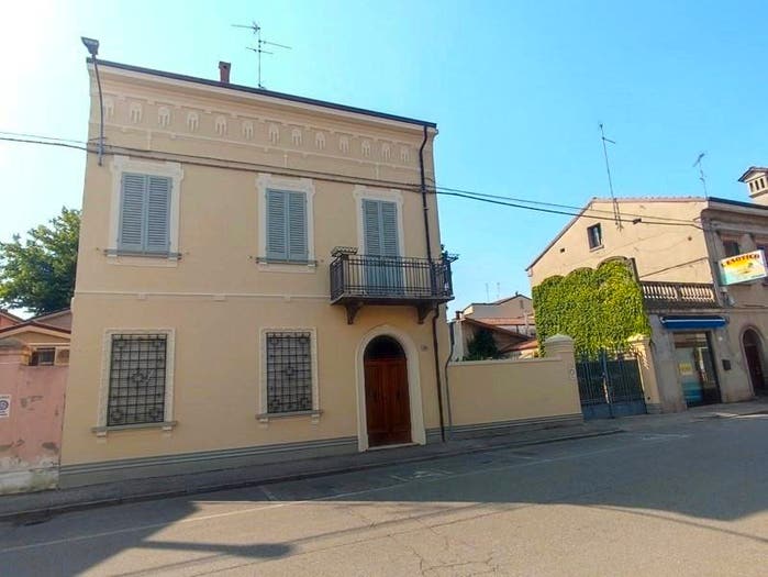 Casa con 6 locali in vendita in Via Ludovico Ariosto, Centro, Bondeno