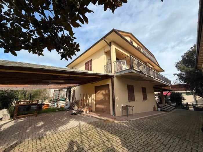 Casa con 6 locali in vendita in Viale del Lavoro, Jesi