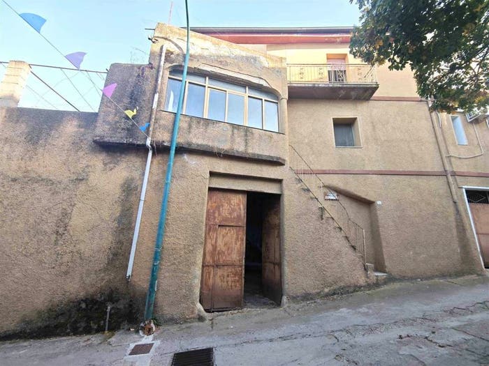 Casa con 6 locali in vendita in Loceri
