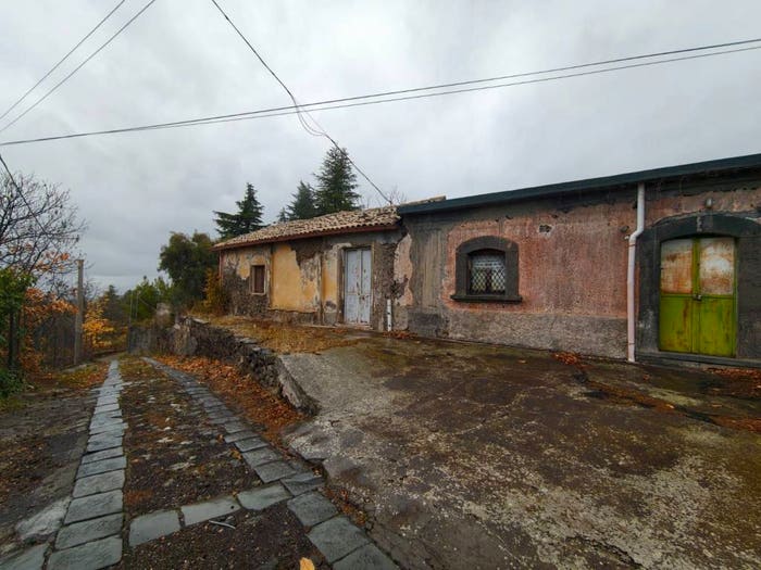 Casa con 6 locali in vendita in Via Maria Santissima delle Salette, Adrano