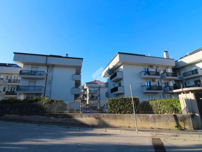 Appartamento con 5 locali in vendita in Via Tommaso De Angelis, Casagiove
