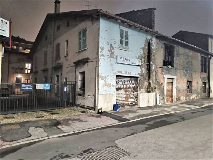 Casa con 6 locali in vendita in Via Alessandro Luzzago, Volturno, Brescia