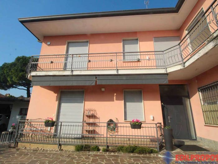 Appartamento con 5 locali in vendita in Via Dante Alighieri, Lazzate