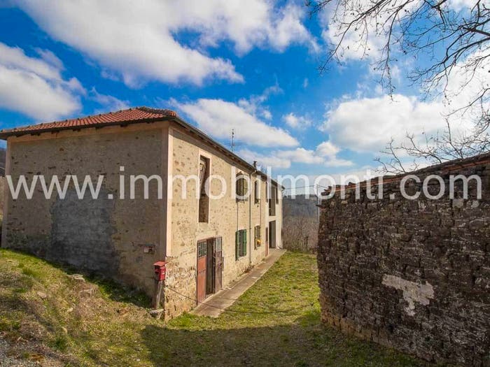Casa con 6 locali in vendita in Denice