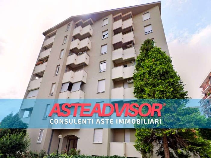Appartamento con 5 locali in vendita in Via Filippo Reina, Saronno