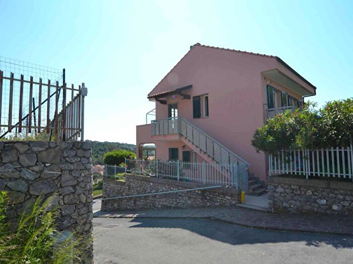 Appartamento quadrilocale in vendita in Via Canavè, Centro, Toirano