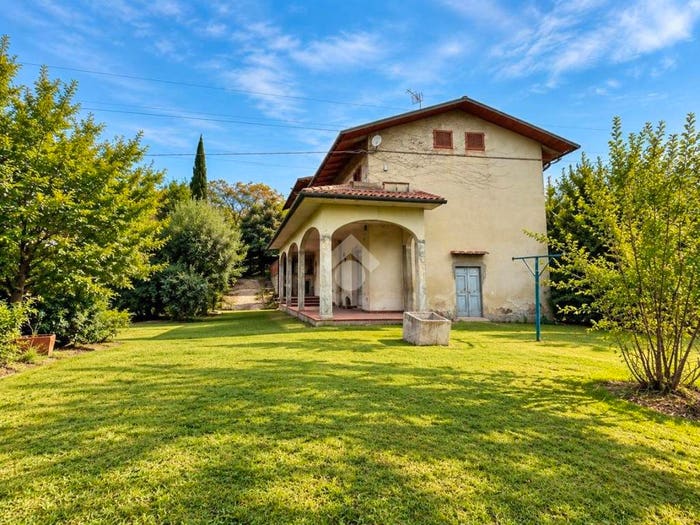 Casa con 6 locali in vendita in Via V Fiorentina II Tronco, Quarrata