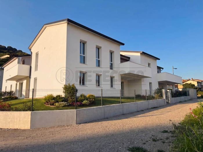 Appartamento con 5 locali in vendita in Via degli Alpini, Centro, Castelgomberto