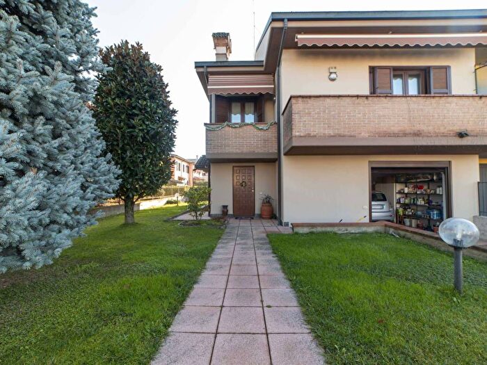 Casa quadrilocale in vendita in Via Monsignor G Gennari, Centro, Codogno