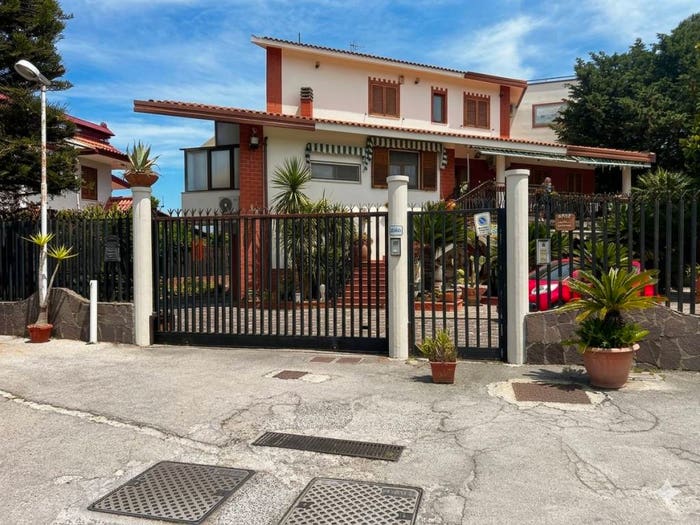 Casa con 6 locali in vendita in Via Nuova Toscanella, Chiaiano, Napoli