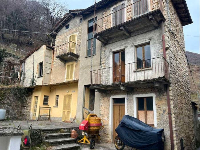 Casa con 6 locali in vendita in Via Saina, Erve