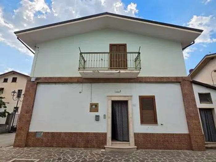 Casa con 5 locali in vendita in Via Po, Trasacco