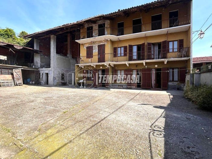 Casa con 6 locali in vendita in Via Carecchio, Centro, Caravino