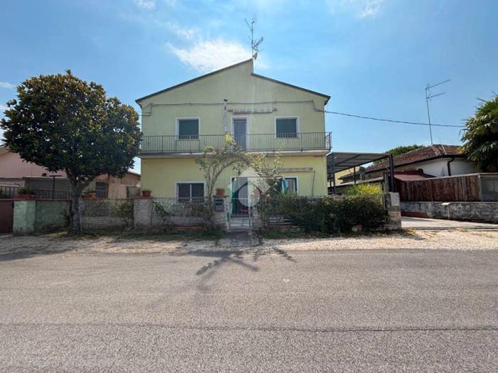 Casa con 6 locali in vendita in Via Brigata Garibaldi, Anita, Argenta