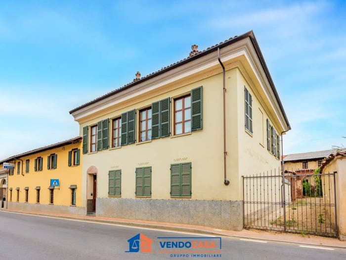 Casa con 6 locali in vendita in Via Martiri, Centro, Ceresole Alba
