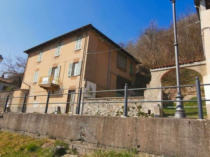 Casa con 6 locali in vendita in Via Basteris, Bagnasco