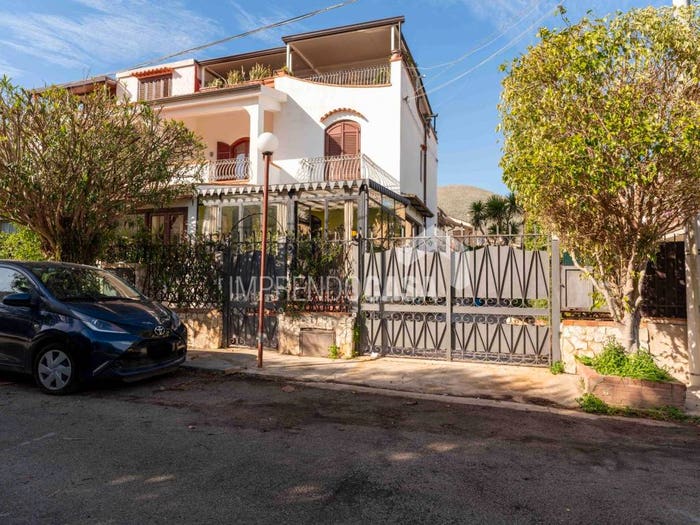 Casa con 6 locali in vendita in Via delle Nereidi, Partanna, Palermo