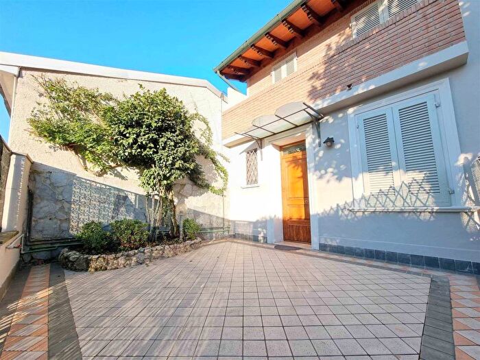 Casa con 6 locali in vendita in Terminetto Migliarina, Viareggio