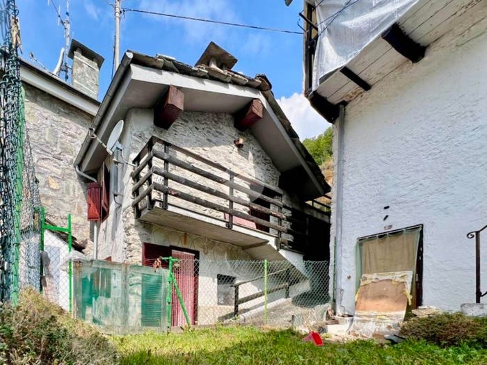 Casa bilocale in vendita in Via sant'anna, Lemie