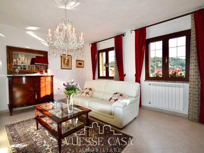 Casa con 6 locali in vendita in Centro, Nuoro