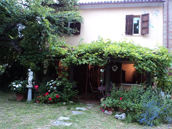 Casa con 6 locali in vendita in Terre Roveresche