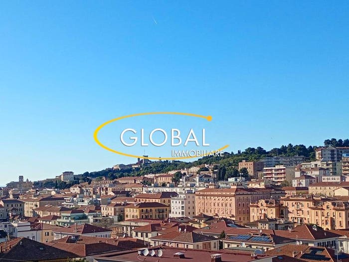Appartamento quadrilocale in vendita in Via Rodi, Adriatico, Ancona