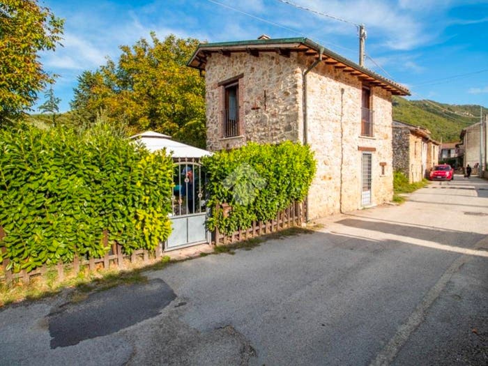 Casa trilocale in vendita in Via Sorgenti del Peschiera, Terme Di Cotilia, Castel Sant'Angelo