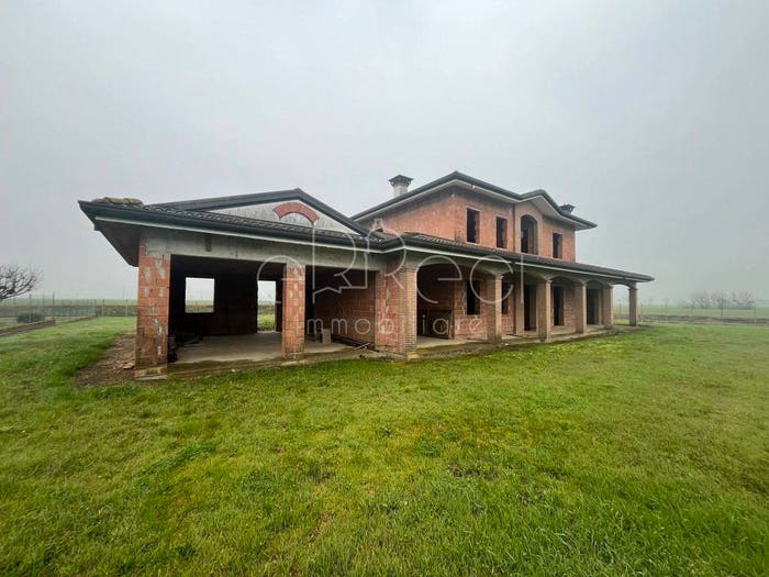 Casa con 6 locali in vendita in Via Cavo Bentivoglio, Castelnovo Bariano