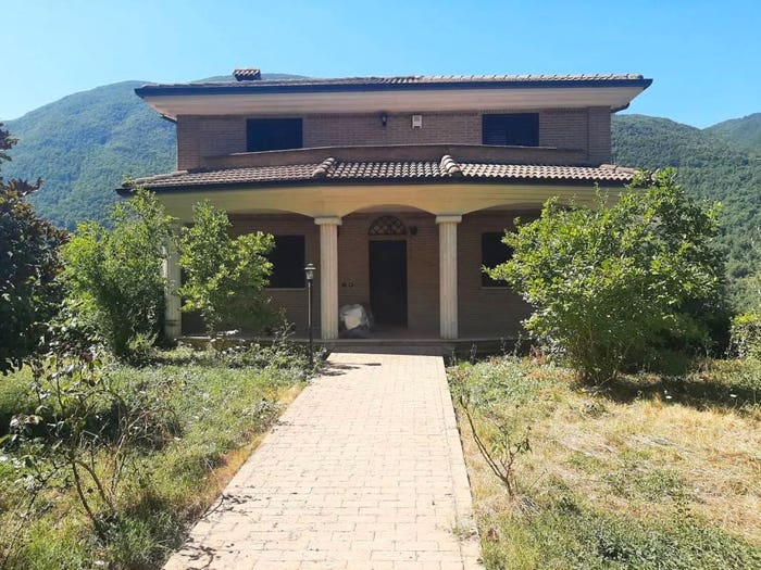 Casa con 6 locali in vendita in Via Napoli SNC, Castellafiume