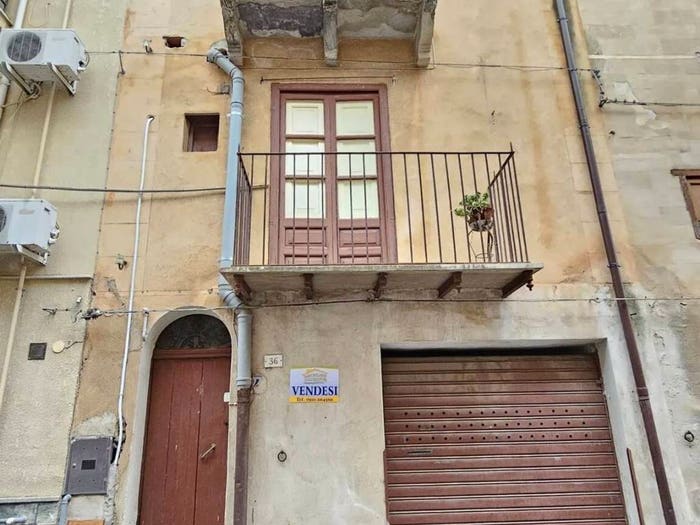 Casa con 6 locali in vendita in Via Regina Elena No Number, Collesano