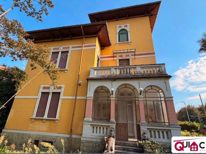 Casa con 6 locali in vendita in Via Francesco Rismondo, Centro, Tradate