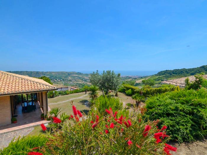 Casa con 6 locali in vendita in Acquaviva Picena