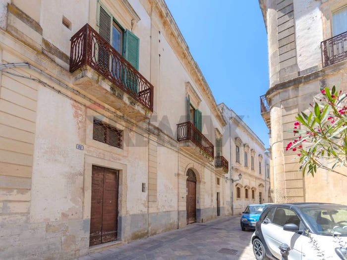 Casa con 6 locali in vendita in Via Ottavio Scalfo, Centro, Galatina