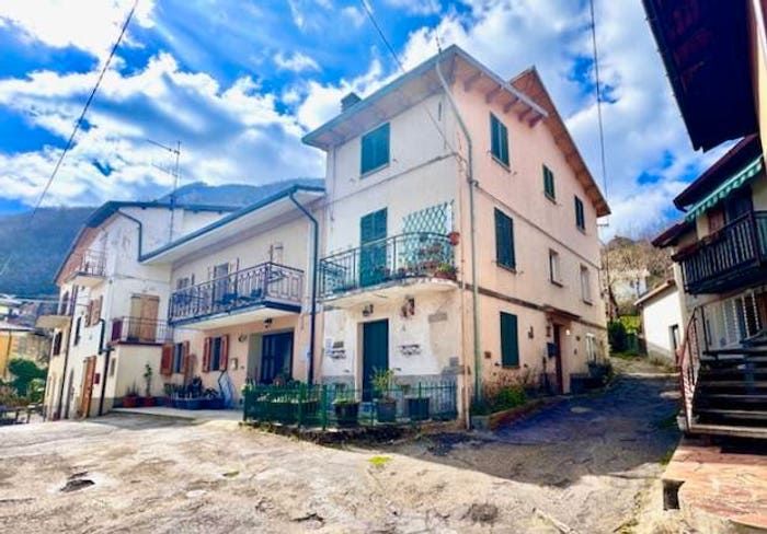 Casa con 6 locali in vendita in Via Ca' di Giannone, Centro, Lizzano in Belvedere