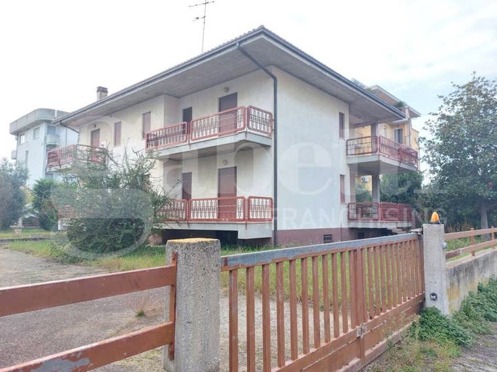 Casa con 6 locali in vendita in Via Tosti, Villa Rosa, Martinsicuro
