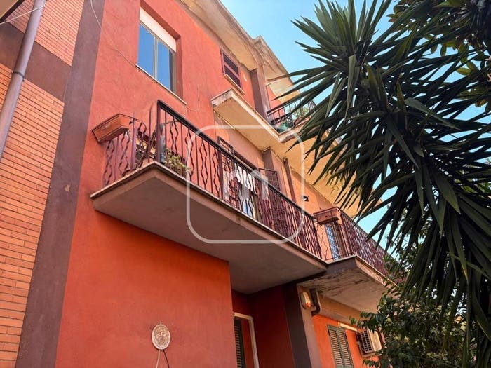 Appartamento trilocale in vendita in Via Canicattì, Finocchio, Roma