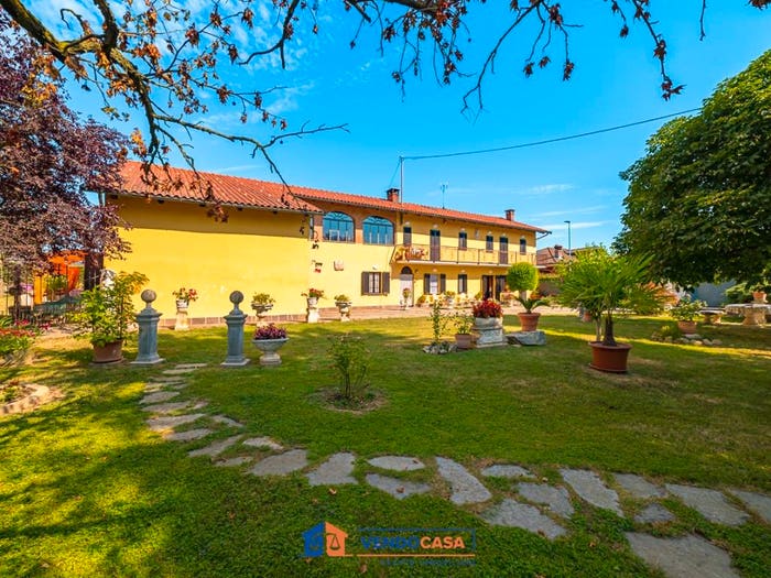 Casa con 6 locali in vendita in Via San Grato, Bricco Favole, Cherasco