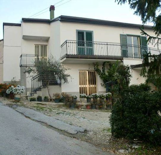 Appartamento con 6 locali in vendita in Via Castelcervaro, Fornelli